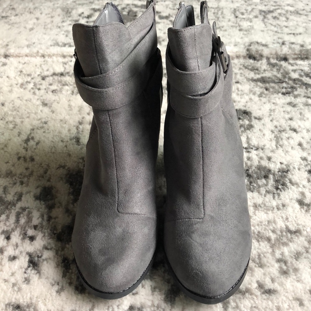 Charlotte Russe Buckle ankle Bootie || Size 9